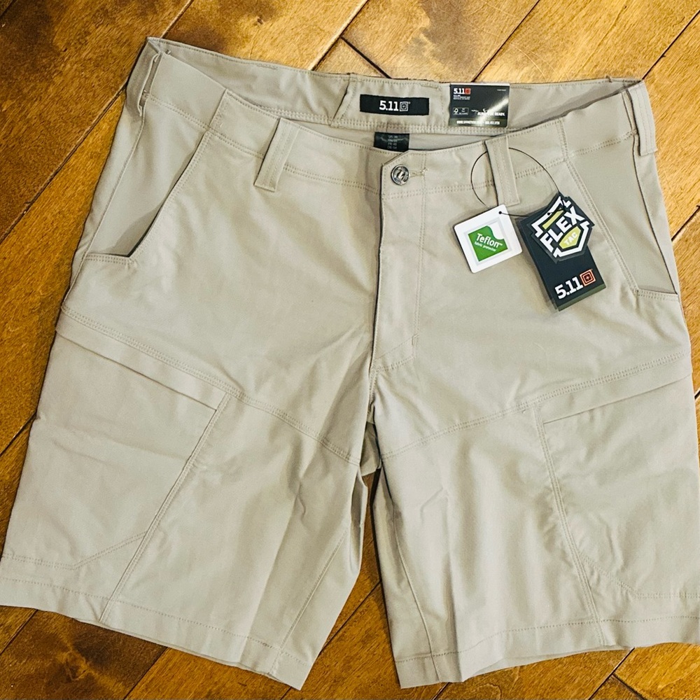 5.11 Tactical Men's Khaki Apex 11” Tactical Shorts size 38 New with Tags